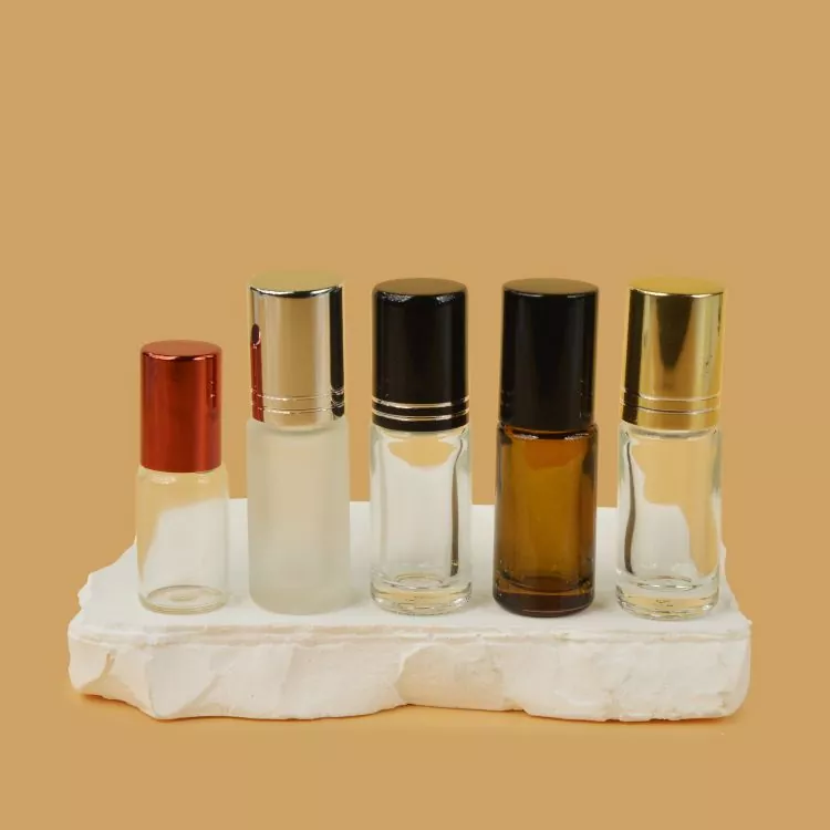 Paano Pinoprotektahan ng Premium Essential Oil Roll On Bottles ang Aktibidad ng Essential Oil Sa Pang-araw-araw na Carry at Long-Distance na Paglalakbay?